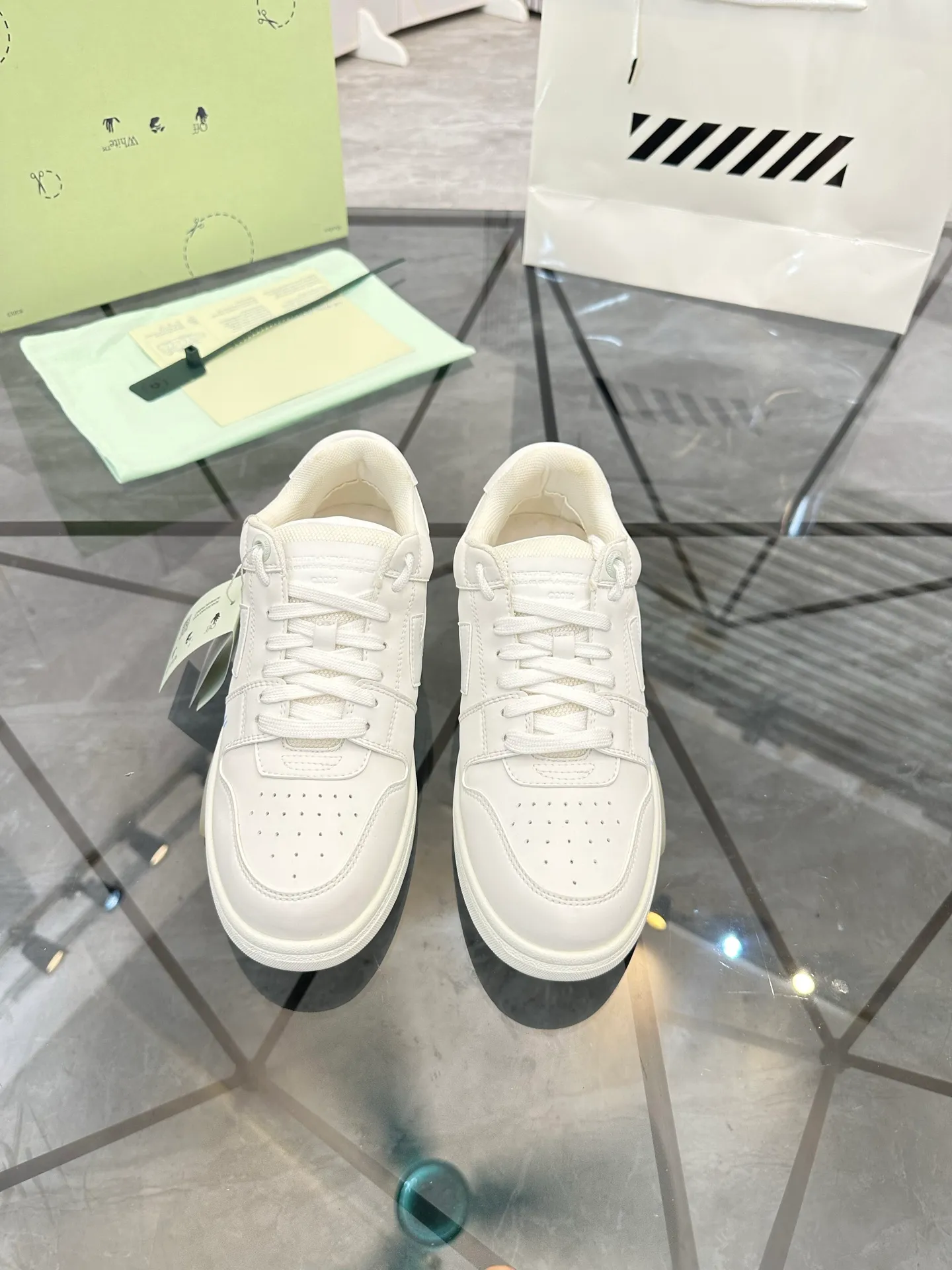 Selling men's shoes 💰: 💰P600¥ High-end top quality (leather buckle plus 10) Product trademark: OFF WHITE * "OFF WHITE*" low-top casual shoes Regular size: 35-45 (can be customized to 46) Couple style Product material: imported first-layer cowhide leather upper, breathable lining, original outsole. No.: H203